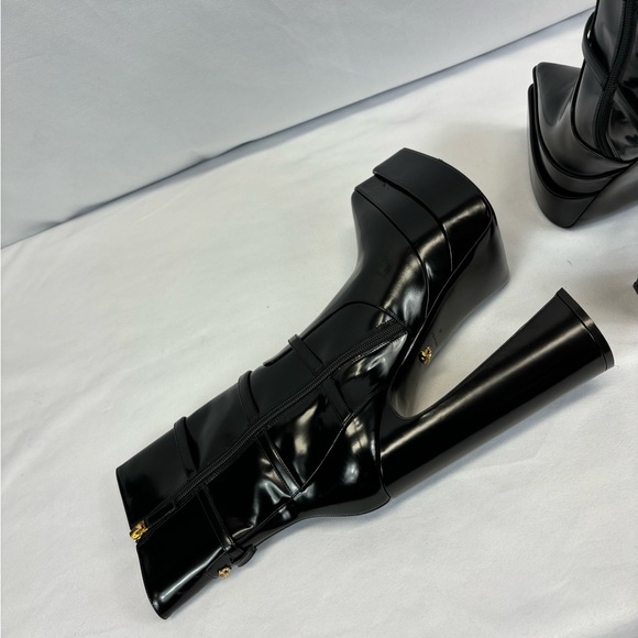 Versace - Aevitas Pointy leather ankle boots - Picture 10 of 12